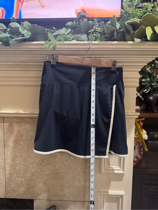 Old Navy Dresses & Skirts - Women’s Old Navy Navy Active Skirt with Cream Trim.  Built in shorts. Sz M
